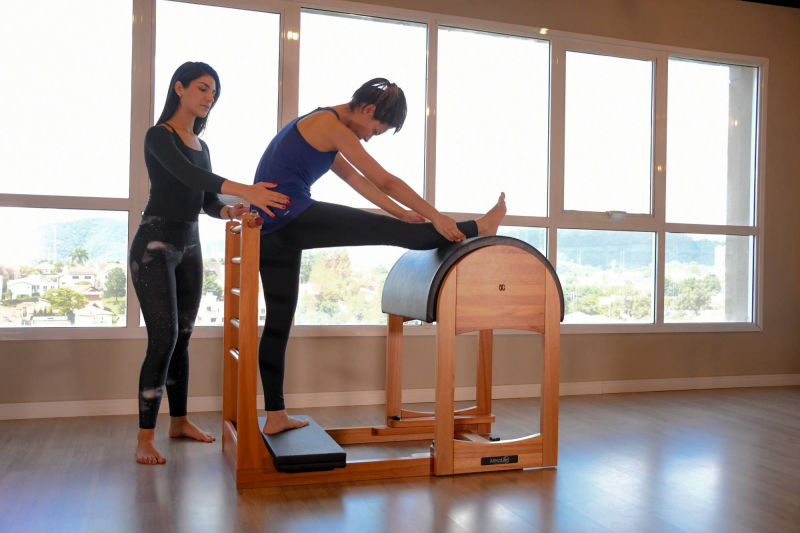 Dra. Rebeca conduzindo aula de Pilates em Alphaville